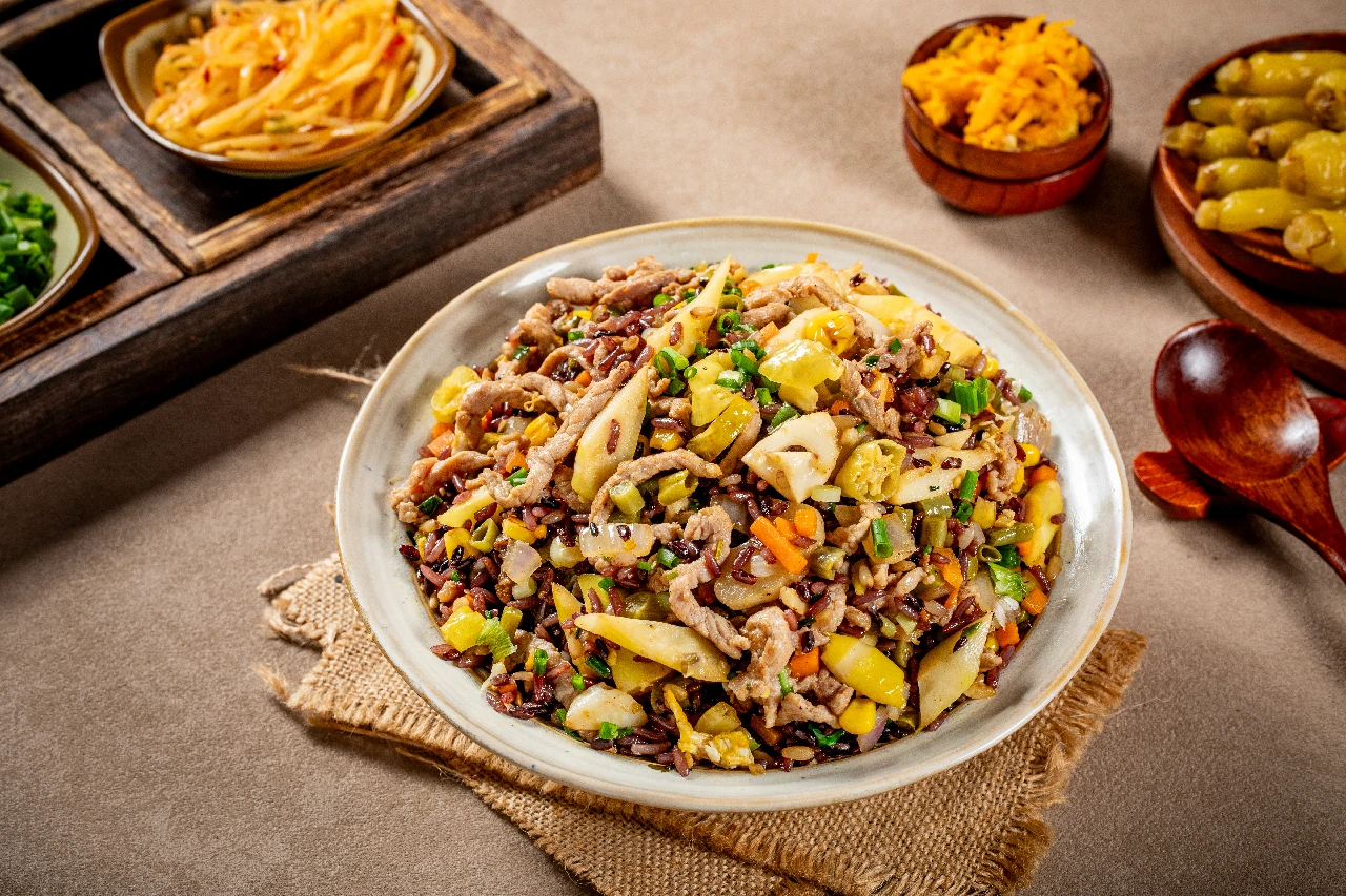 酸笋肉丝蛋炒饭