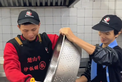 92 年单亲爸爸：一碗炒饭，装下父爱与归途