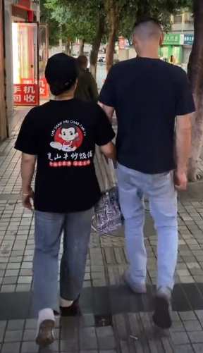 48岁重启人生，一锅炒饭撑起孩子的明天