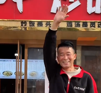 半百之年转行开炒饭铺，他给 “被落下” 的劳动者安了家