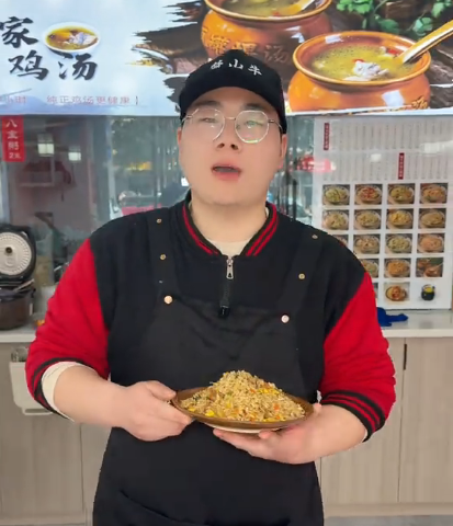 16 岁入后厨熬七年，一碗炒饭拼出人生答案
